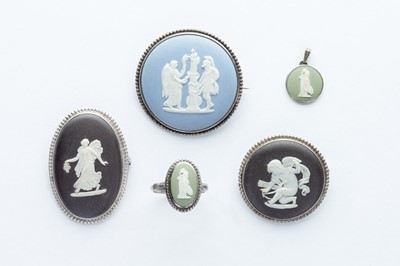 Lot 101 - A Collection of Cameo Wedgwood Brooches