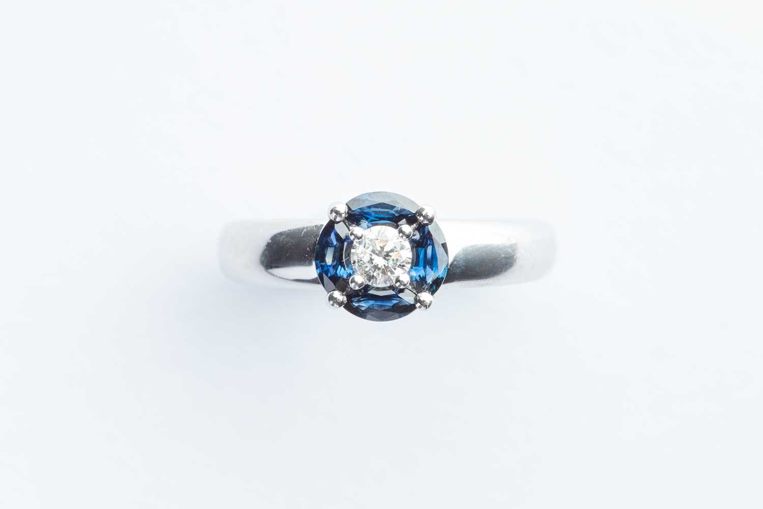Lot 116 - A Fine 18ct White Gold Diamond & Saphire Ring