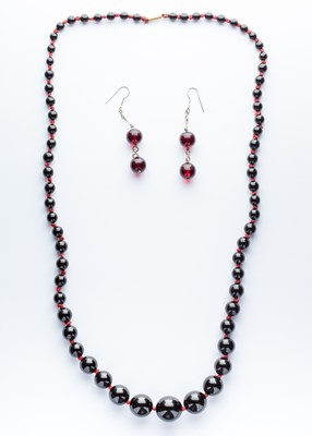 Lot 120 - A Cherry Amber Necklace & Earrings