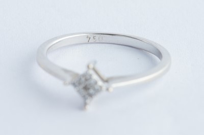 Lot 57 - A 18ct White Gold Diamond Ring