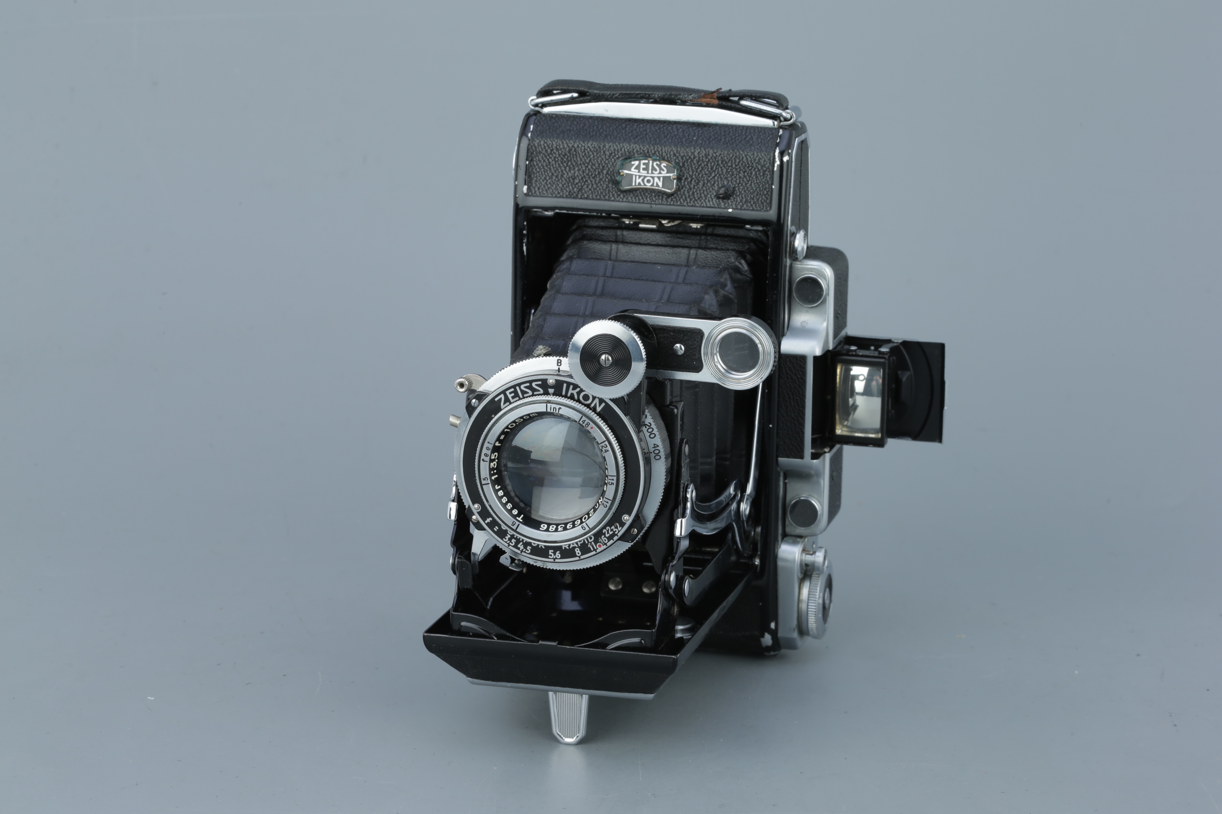 Lot 491 - A Zeiss Ikon Super Ikonta 531/2 Folding