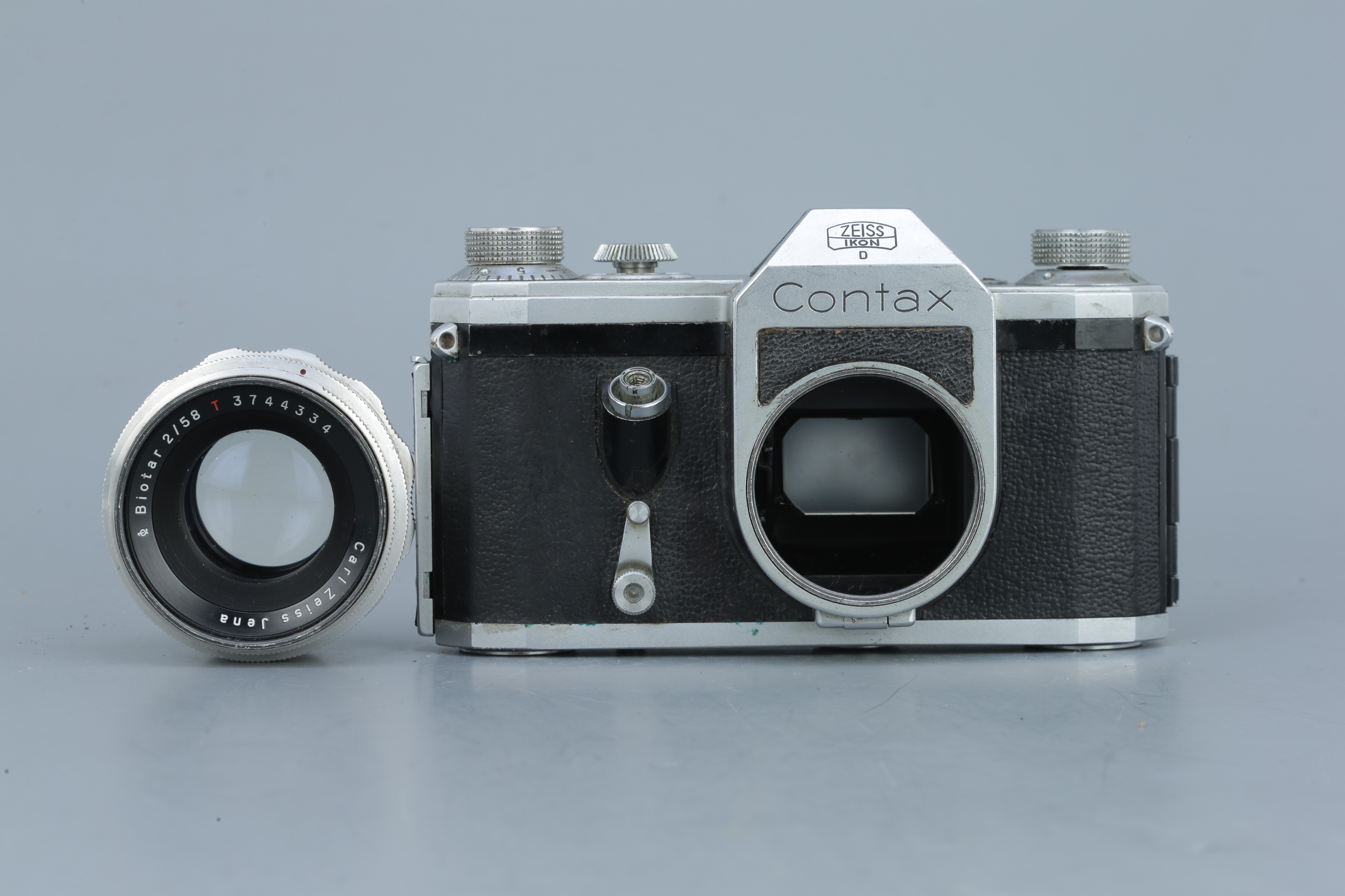 Lot 389 - A Zeiss Ikon Contax D SLR Camera,