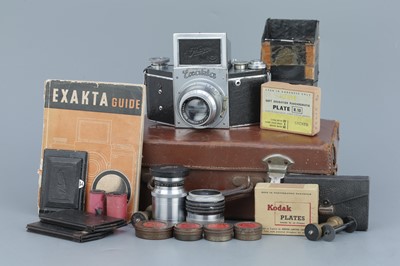 Lot 671 - An Ihagee Exakta VP Reflex Outfit