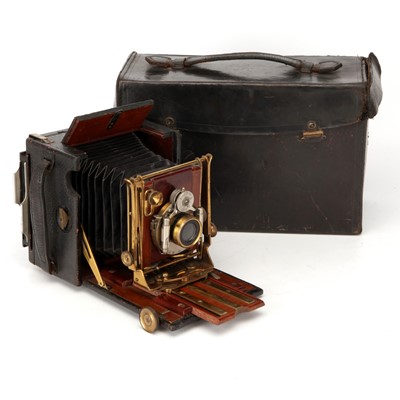 Lot 451 - A J. Lizars Challenge De Luxe Hand & Stand Camera