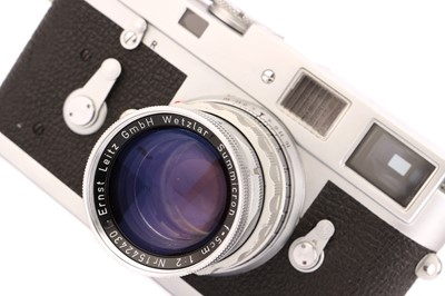 Lot 1062 - A Leica M2 Rangefinder Camera